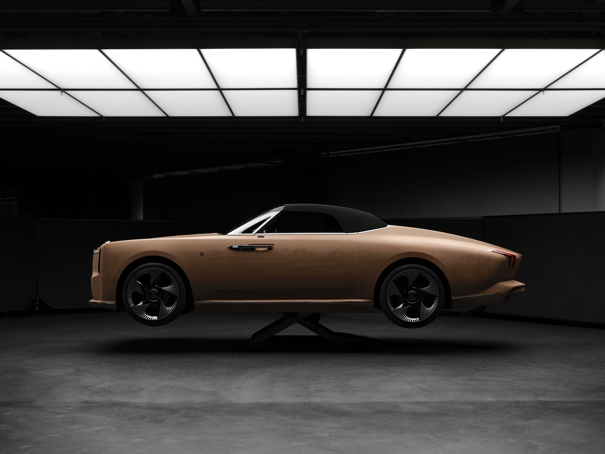 Stretching to 5.76 metres, roughly the length of a Phantom, but devoted entirely to two occupants