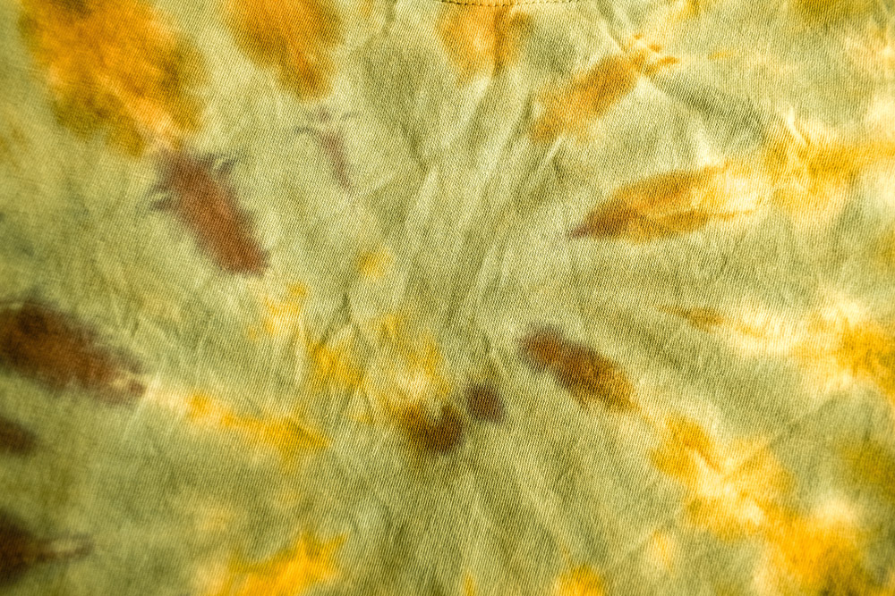 How Bandhani Is Made, bandhani skirt price vs real bandhani India, prada kolhapuri chappal,