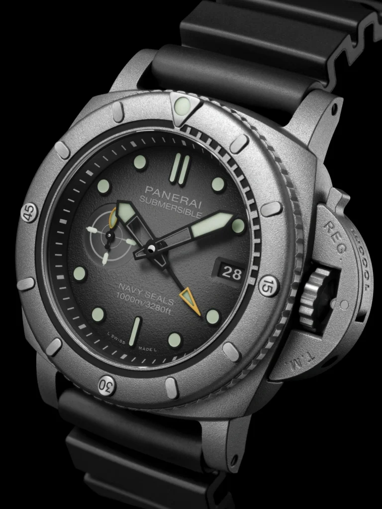 The 47mm case is crafted in sandblasted Afniotech™, paired with a unidirectional rotating Afniotech™
