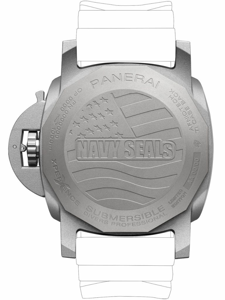 A triangular marker at 12 o’clock, set on a luminous dot, ensures immediate orientation