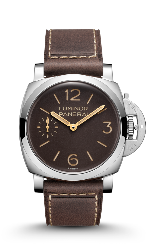 The 44mm case of PAM01731 is crafted in polished steel, complemented by a polished bezel
