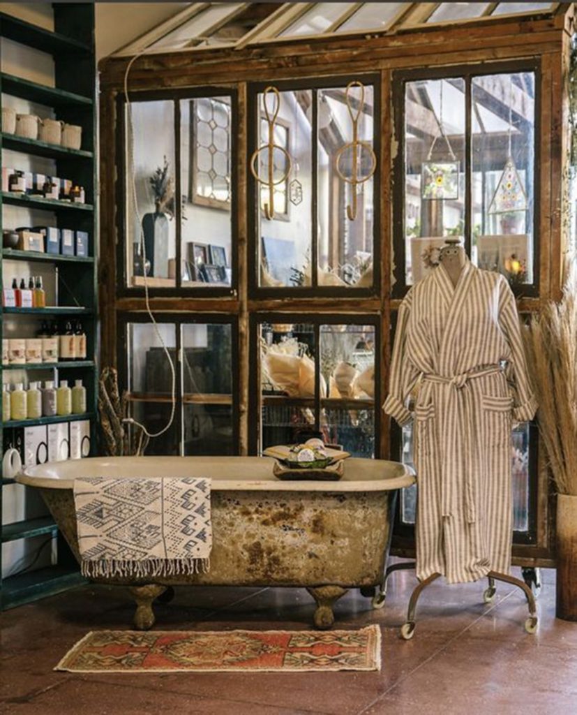 upcycling home decor diy, upcycling home decor 6 best items to use, what old things to use for upcycling living room,