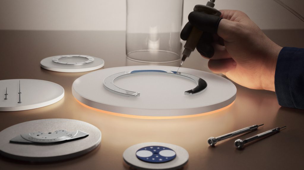 Encased within dimensions of 468 mm in width, 183 mm in height and 255 mm in depth