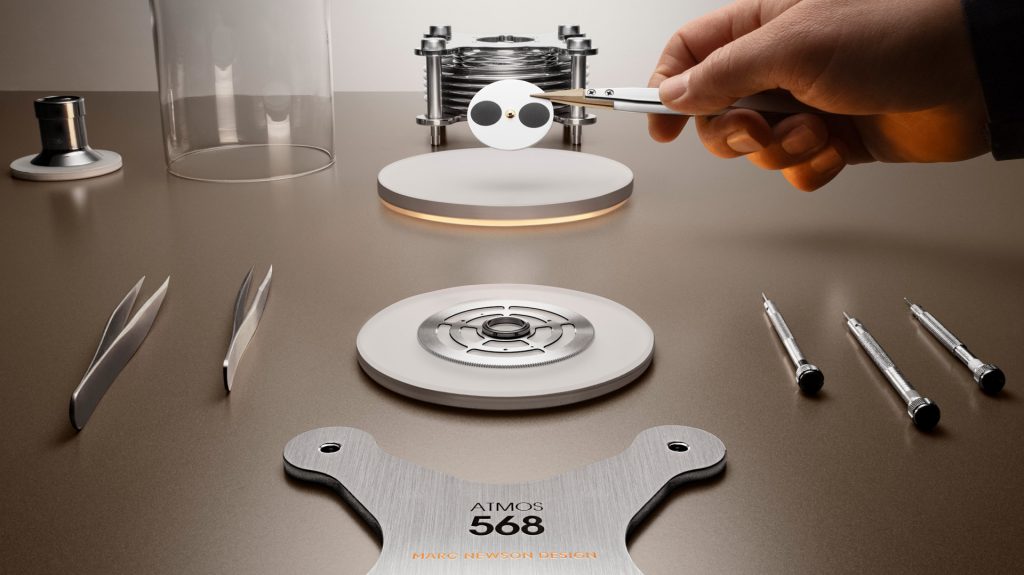 The moonphase display sits at 6 o’clock on a smoothly finished disc, completing the celestial composition