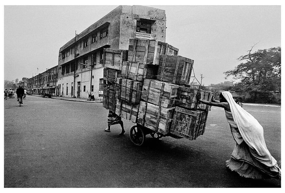 PHOTO: Wife and husband pushing a cart. Delhi, India. 1979. © @raghurai.official/#MagnumPhotos