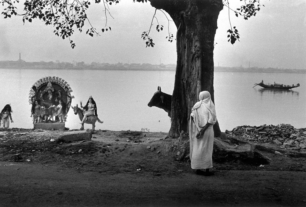 INDIA. Book "Calcutta". The Ganges.<br />Indian photographer Raghu Rai has worked for many years on this essay on the Indian city of Calcutta. It is a city with a homage to life. It is one of the busiest and most prosperous cities of Asia. For millions of poor peasants, who see riches flow past every day, Calcutta is a veritable Eldorado. The city can only offer a space of 3.7 square meters to each one of her inhabitants, and just over one square meter of these inhabitants live in a shantytown or slum. Every da
