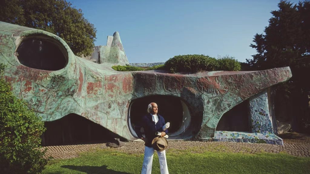 This same sculptural language continued in his work along Italy’s Costa Smeralda