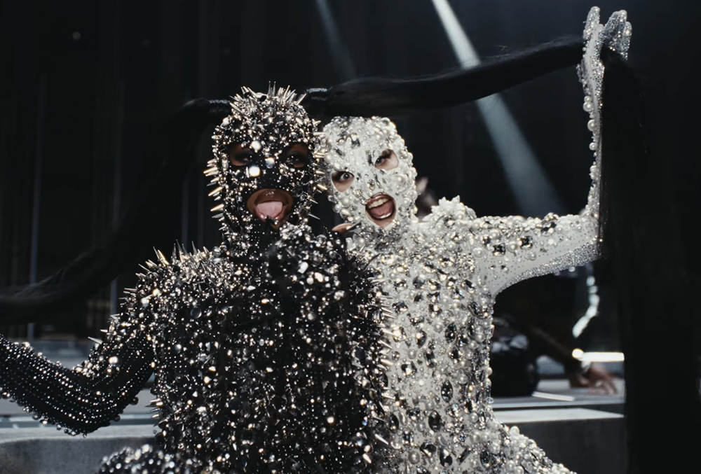 Lady Gaga and Doechii, gaurav gupta, Doechii fashion look,The Devil Wears Prada 2 costumes,celebrity crystal outfitshaute couture craftsmanship,red carpet fashion 2026