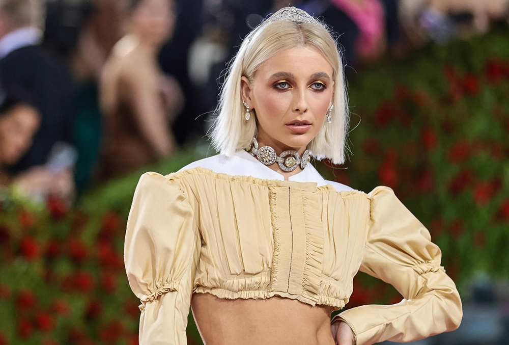 Emma Chamberlain – Cartier Choker (2022)