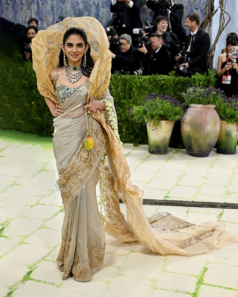 isha ambani, isha ambani met gala, isha ambani wears saree at met gala 2026, isha ambani wears india to met gala,