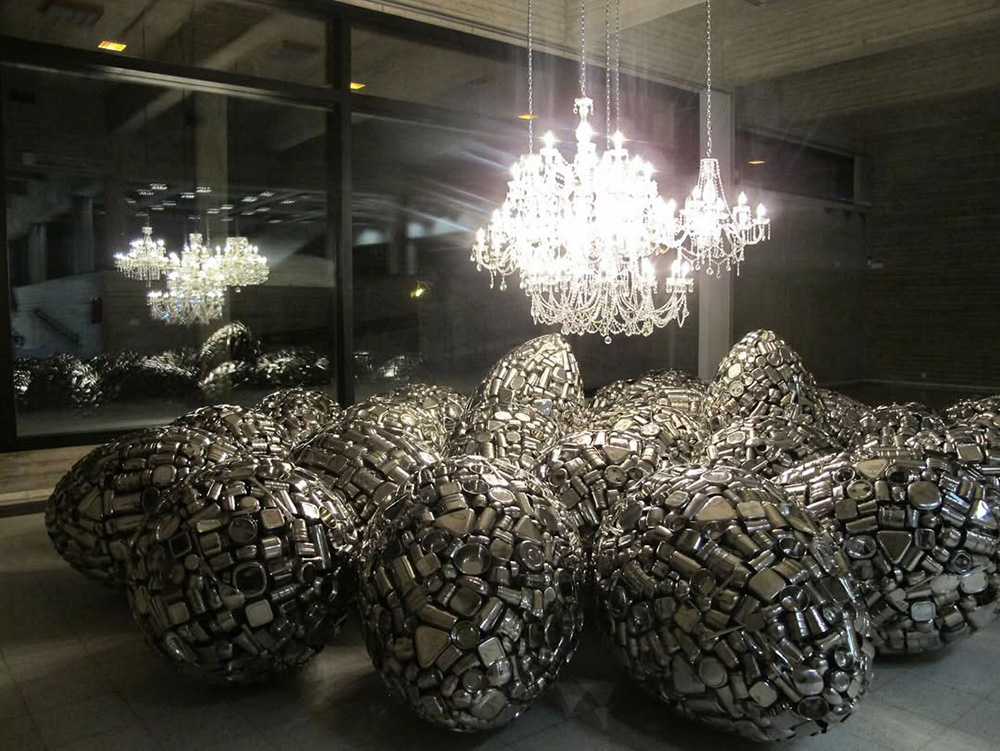 Subodh Gupta art, ananya birl met gala kitche utensil mask, ananya birla met gala mask, ananya birla subodh gupta mask, 
