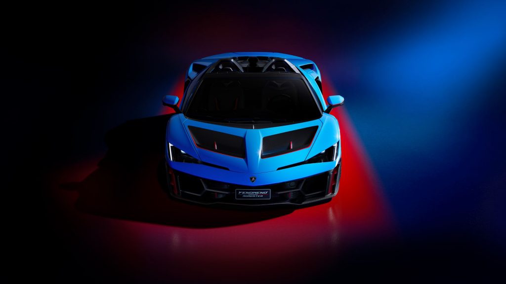 The chassis is a technical masterpiece built around a full multi-technology carbon fibre