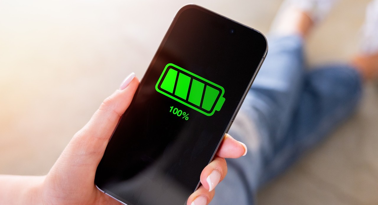 Most smart phone users treat phone battery like a fuel tank and assume full battery is always better, unfortunately, lithium-ion batteries are not nearly that polite, and they have strong opinions about being pushed to 100 percent every single day