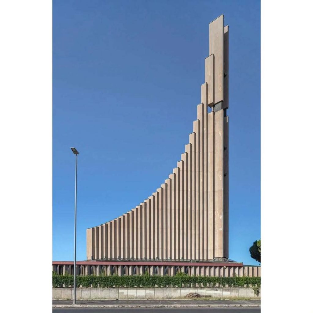 Ultimately, Roberto Conte does not photograph architecture