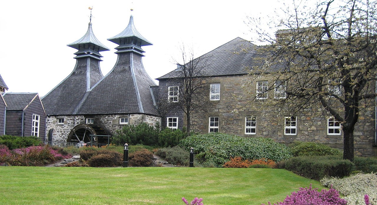 Highland vs Lowland Scotch: Key Differences in Taste, Region And Aging
