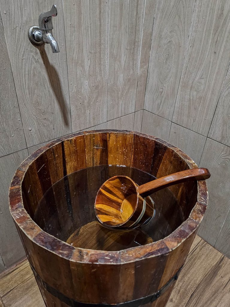 Japanese bathtub, deep soaking tub, Japanese soaking tub,