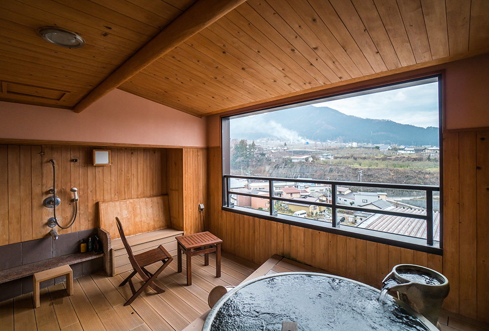 minimalist bathroom décor,Japanese soaking tub,