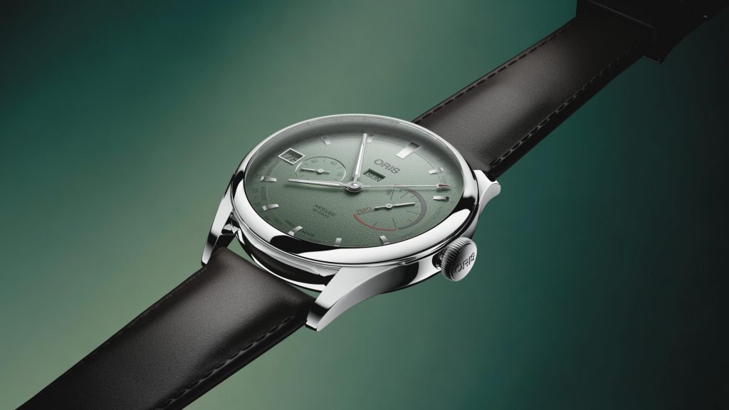 Then there’s the green dial variant, which thankfully avoids the emerald