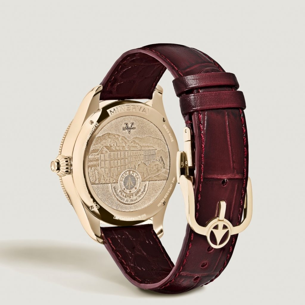 The casebacks differ according to the edition, crafted in solid rose gold for the 18-piece