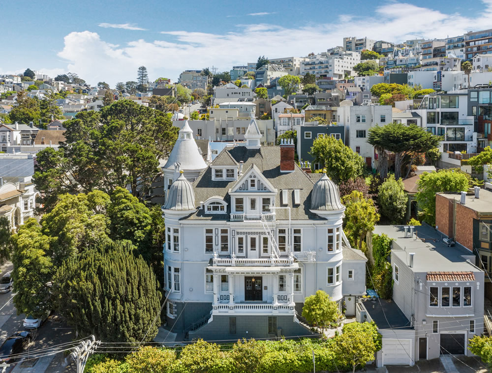 Leo would invest in a property people recognise instantly. Whether it is a historic palace, a grand mansion or a celebrity worthy estate, the residence must possess presence. Leo views real estate not merely as an asset but as a statement of identity and achievement.