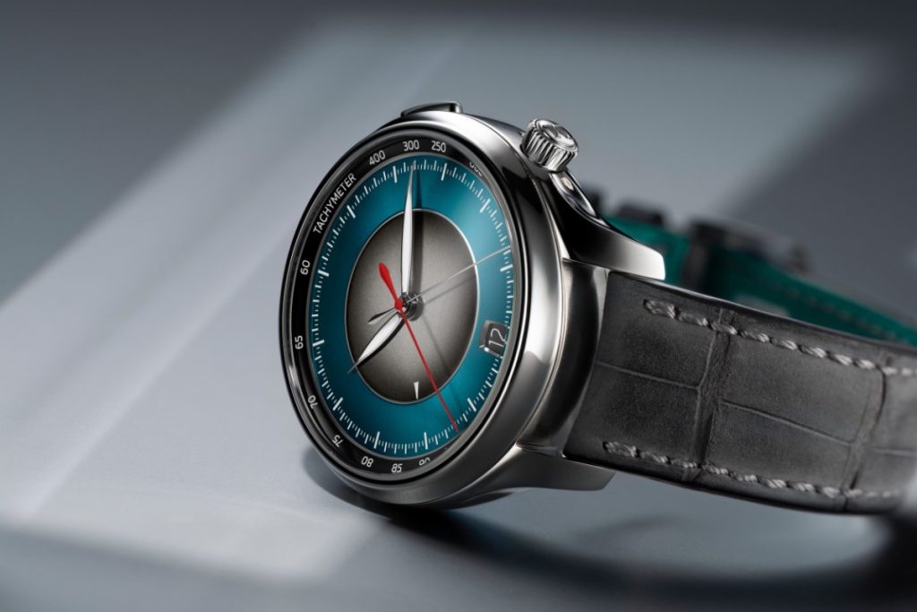 The dual-time display is equally discreet, appearing on a black