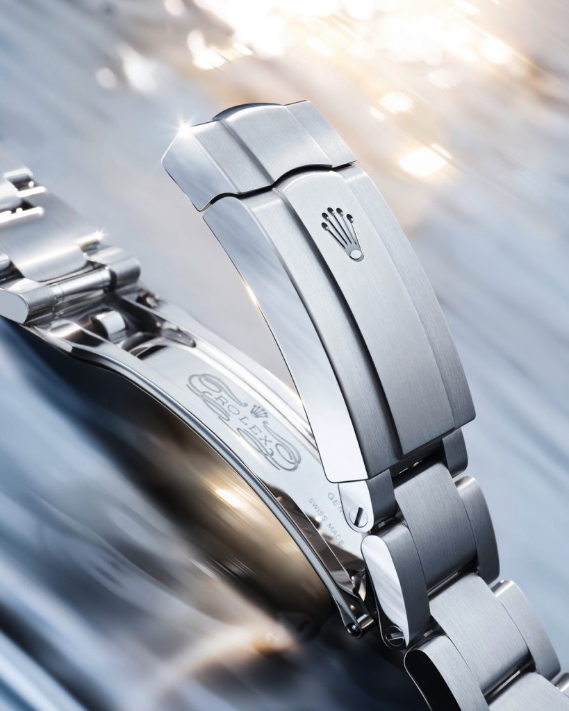 Arguably the most famous bracelet ever created, the Oyster bracelet combines robustness, comfort and versatility. Its three-link construction has become the benchmark for sports watches, offering durability without sacrificing elegance.
