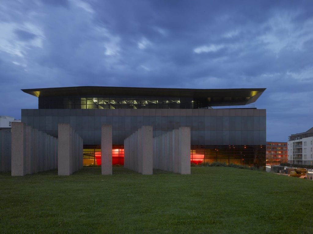 At FRAC Bretagne, Decq explored a similar idea from a different perspective