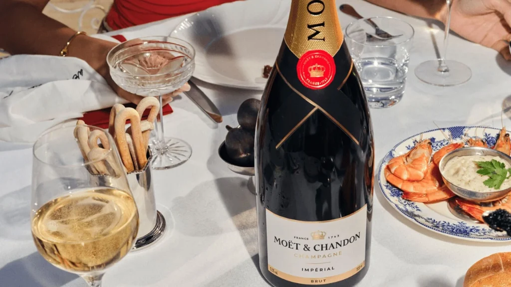 Sagittarius loves experiences, travel and celebration. Moët & Chandon fits their global outlook perfectly. Recognised around the world and connected to countless unforgettable moments, it is the Champagne for those who believe life should be enjoyed widely.