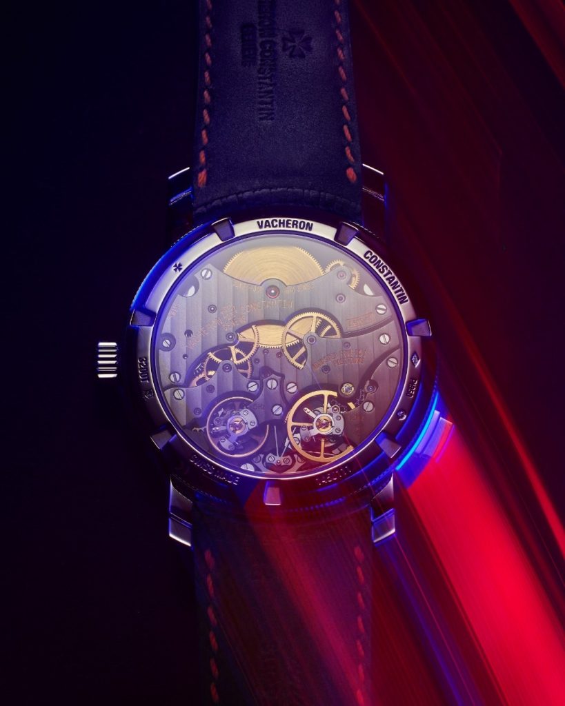 It is secured by a 950 platinum pin buckle, bringing the entire creation together