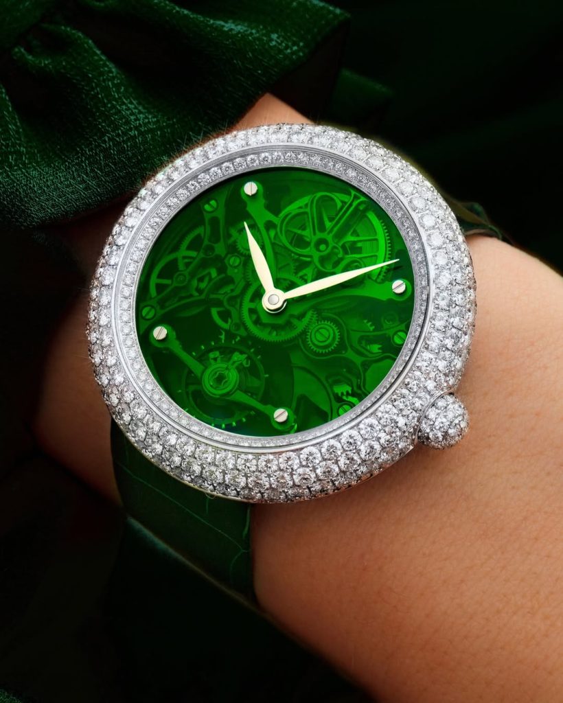 Turning the watch over reveals an engraved caseback that continues the attention