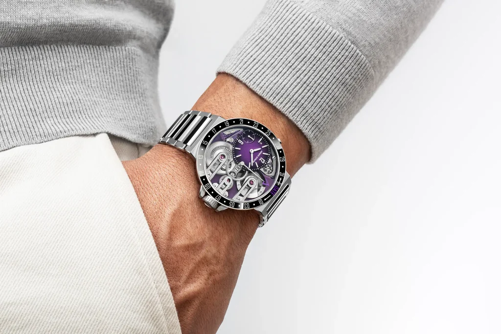 The 43.4mm stainless steel case with a fixed ceramic bezel,
