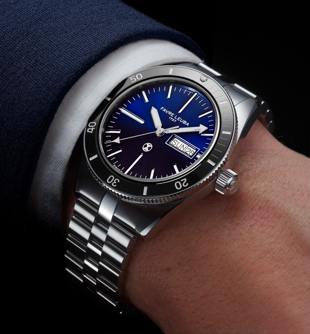 The timepiece is housed in a 40mm stainless steel case combining brushed and polished finishes