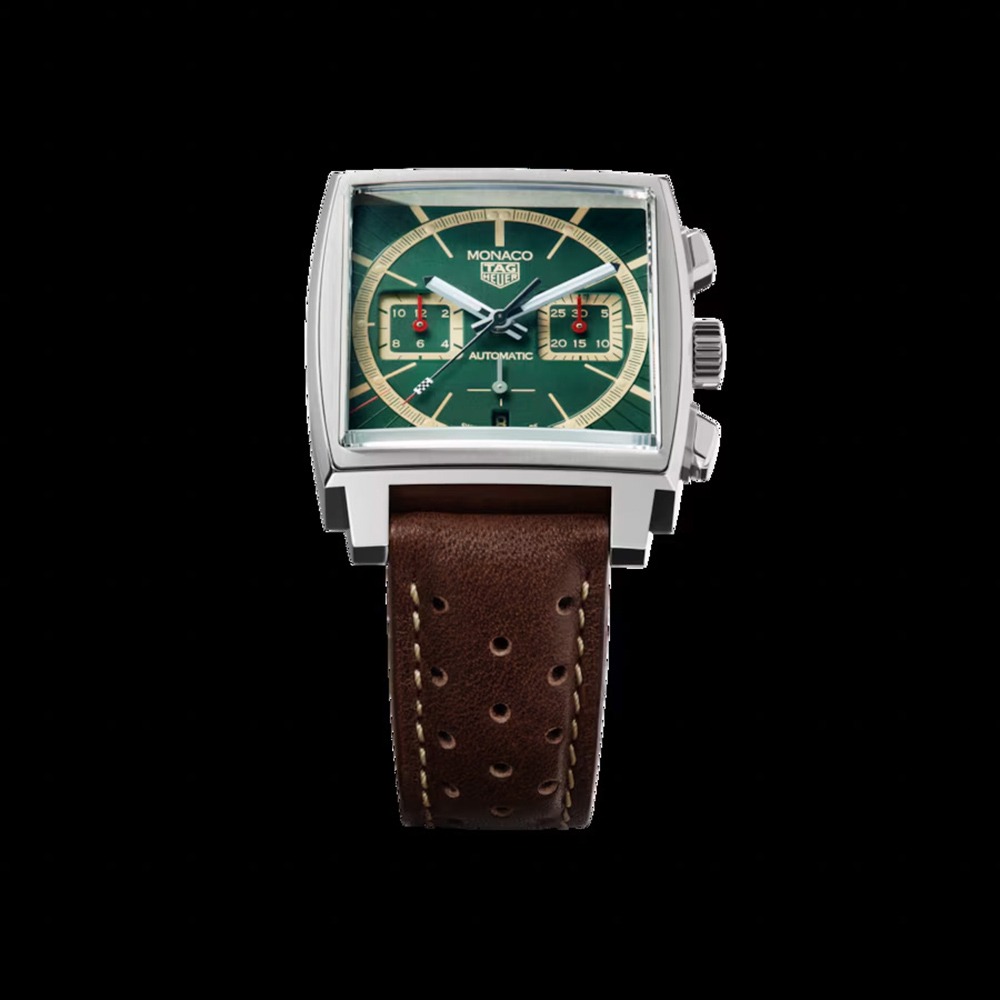 The chronograph layout places a 30 minute counter and running seconds
