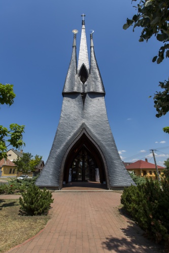 Among Makovecz's finest works is the Holy Spirit Roman Catholic Church in Paks