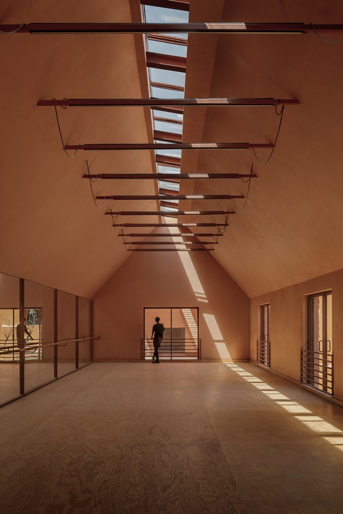 Atelier ARS avoids unnecessary ornamentation, allowing materials to define both