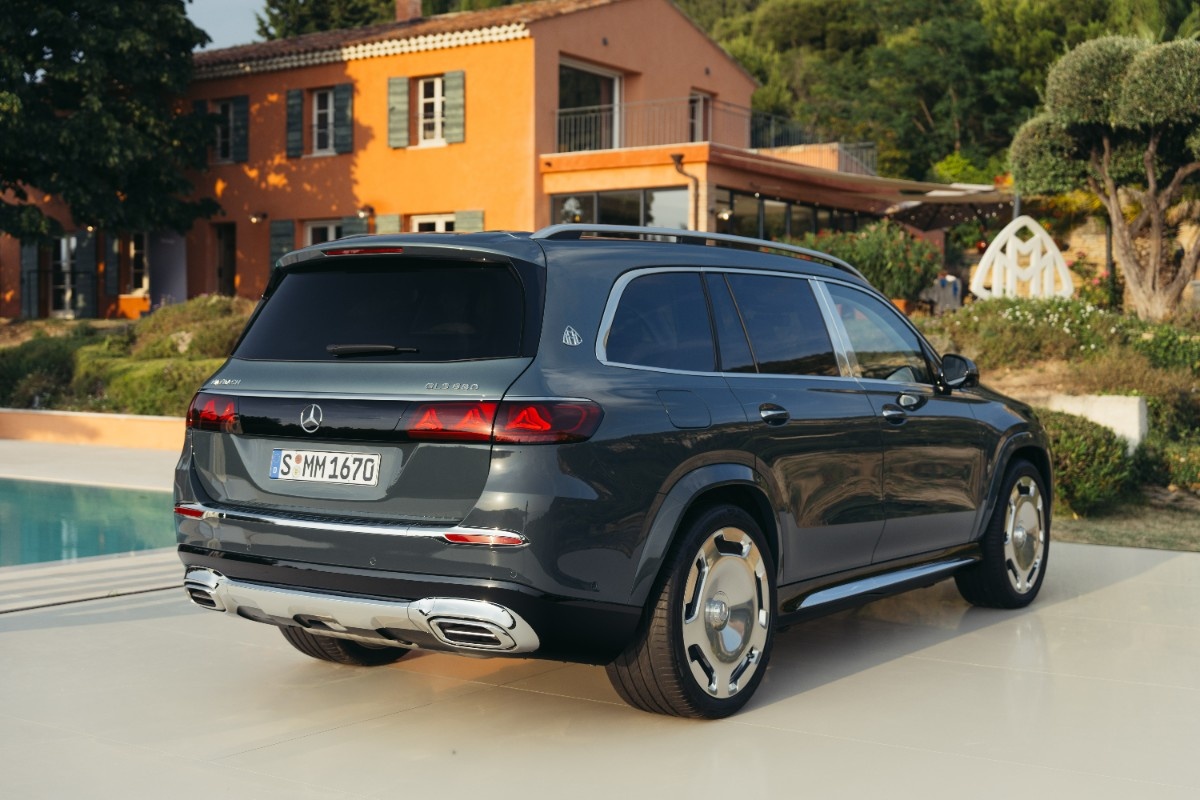 The standard AIRMATIC air suspension now features predictive cloud based damping that analyses