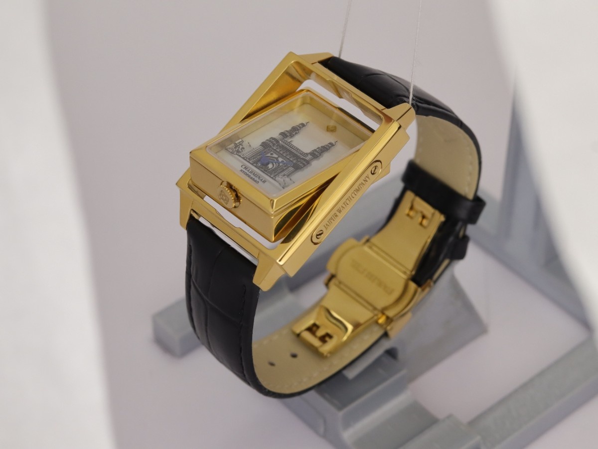 Measuring 38.4 mm, the case is crafted from 316L stainless steel with glossy gold