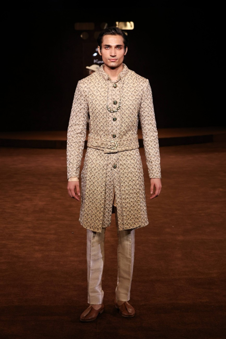 As daylight fades, the Eveningwear chapter introduces sharper tailoring, deeper colours and increasingly architectural forms