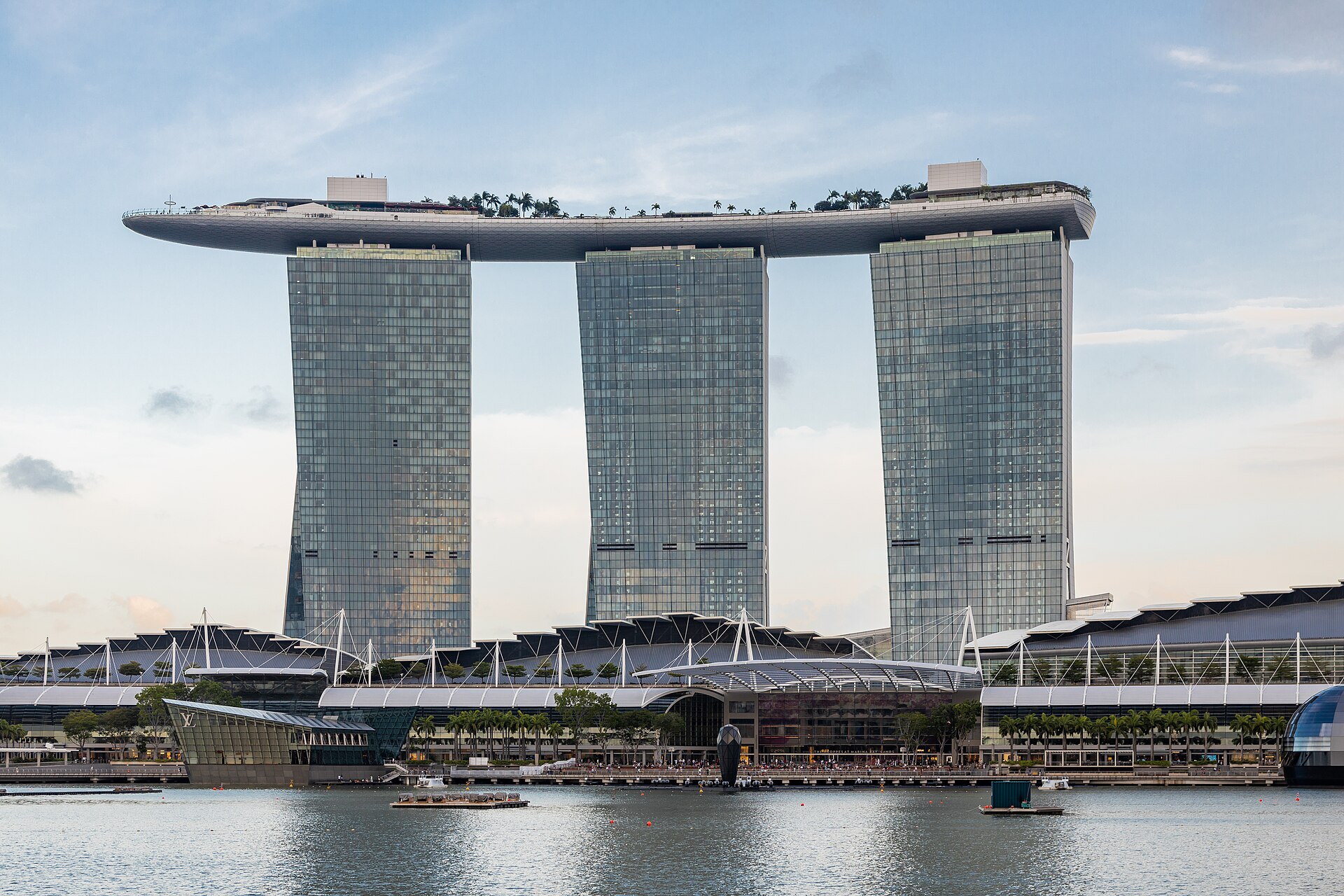 Aquarius belongs in a city that constantly reinvents the future. Marina Bay showcases cutting edge architecture, sustainable urban planning and some of the smartest luxury residences in the world, making it a natural home for forward thinkers.