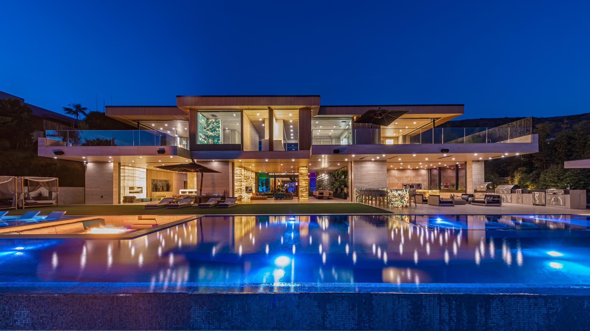 Pisces dreams in ocean horizons. Malibu's cliffside estates offer endless Pacific views, artistic inspiration and a wonderfully relaxed rhythm of life. It is a place where luxury feels deeply connected to nature, perfectly matching Pisces' imaginative spirit.