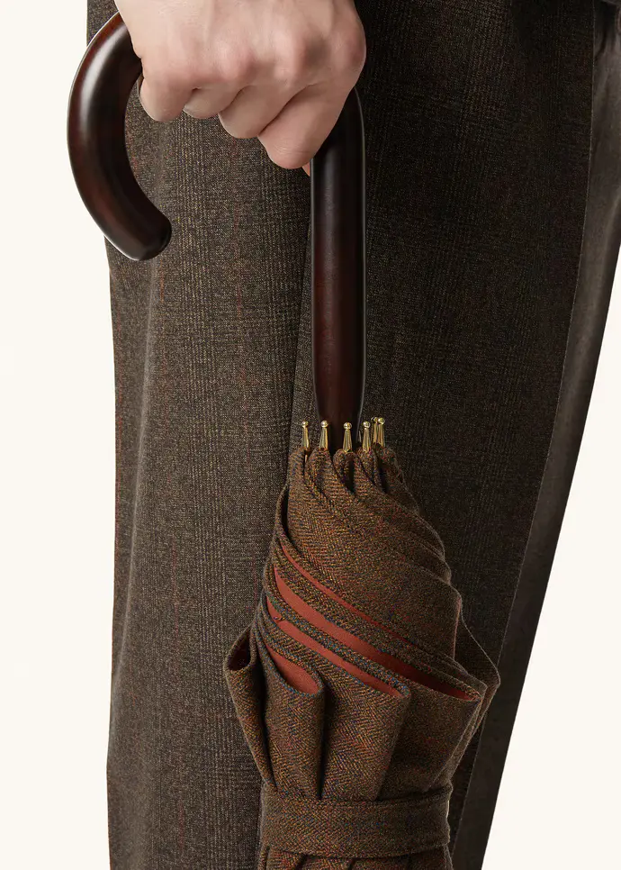 Luxury should never sacrifice function. To ensure the tweed canopy performs as beautifully as it appears