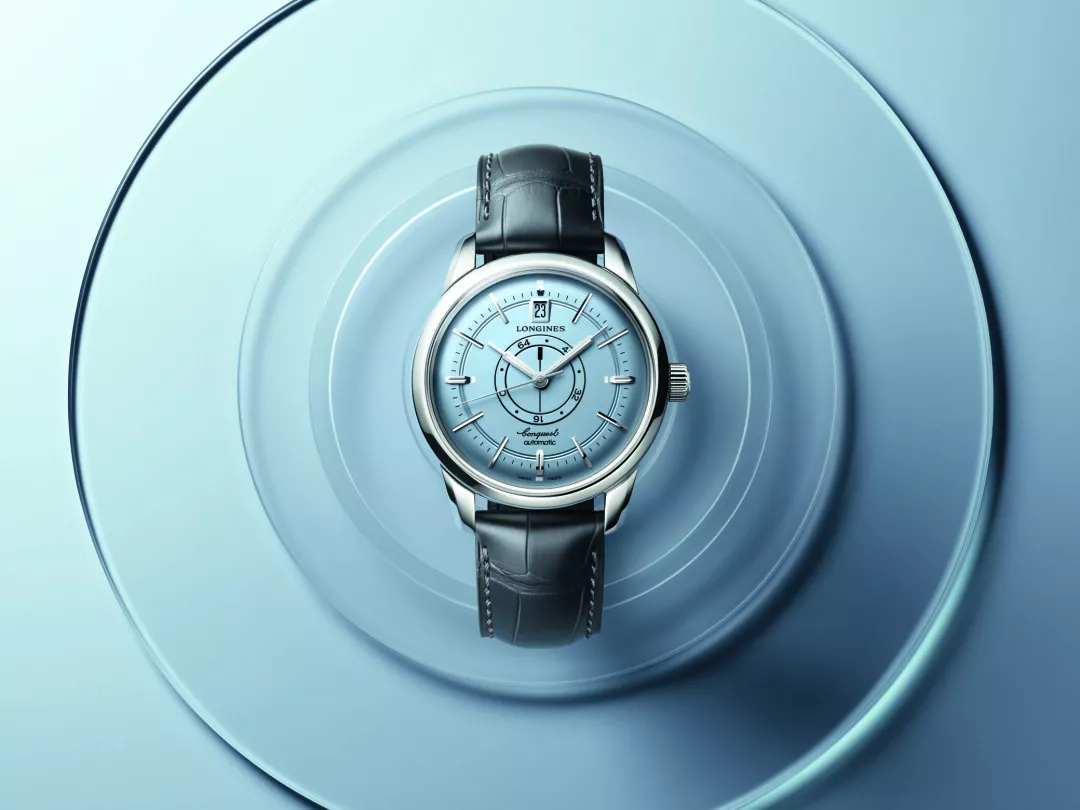 Its 38mm stainless steel case combines satin brushed and polished finishes for a refined vintage aesthetic