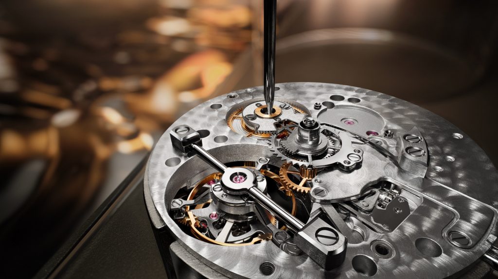 No two engraved watches are ever completely identical. Whether decorating movement bridges