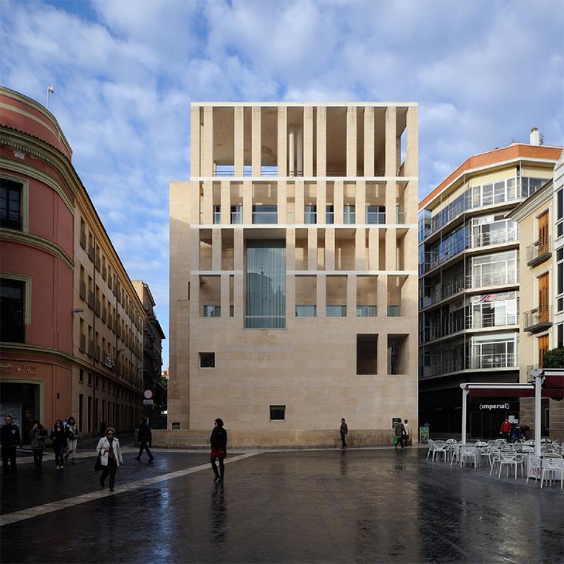 This philosophy is beautifully demonstrated at Murcia City Hall, positioned directly opposite the city's magnificent Baroque cathedral