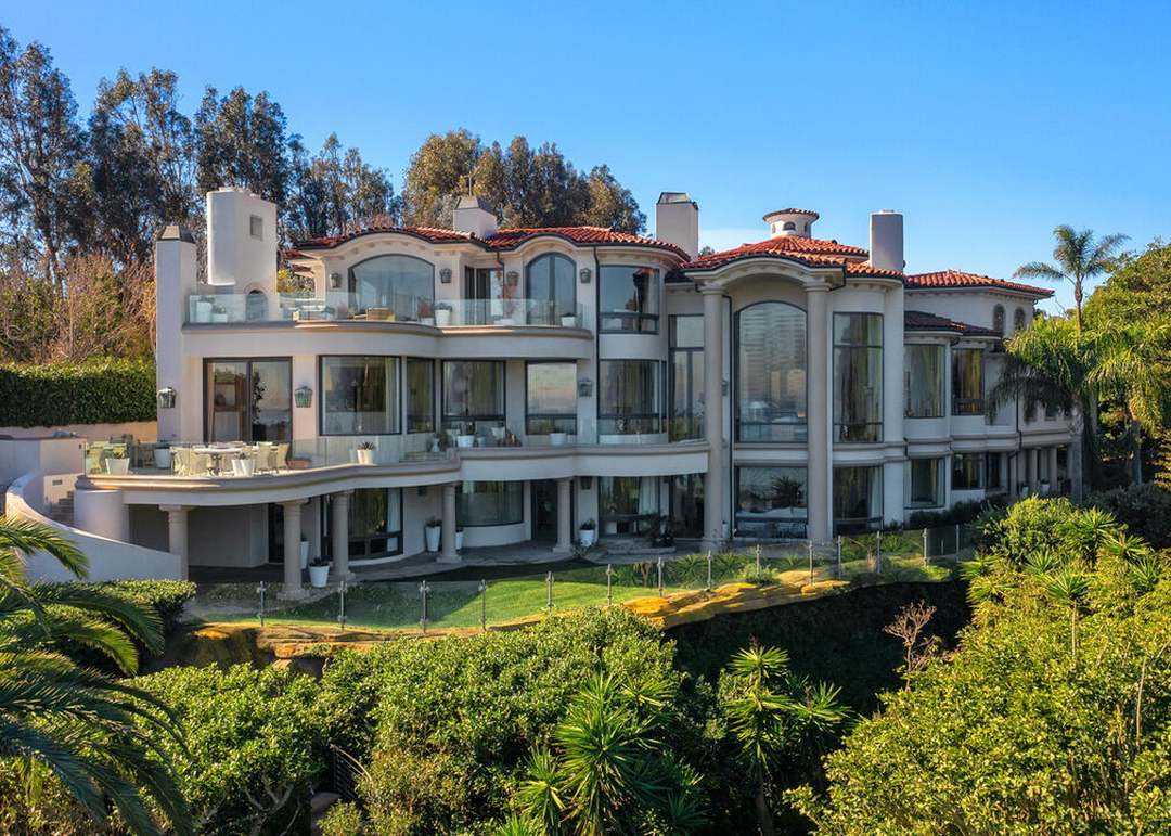 Its most desirable estates sit dramatically above the Pacific, with floor to ceiling glass designed