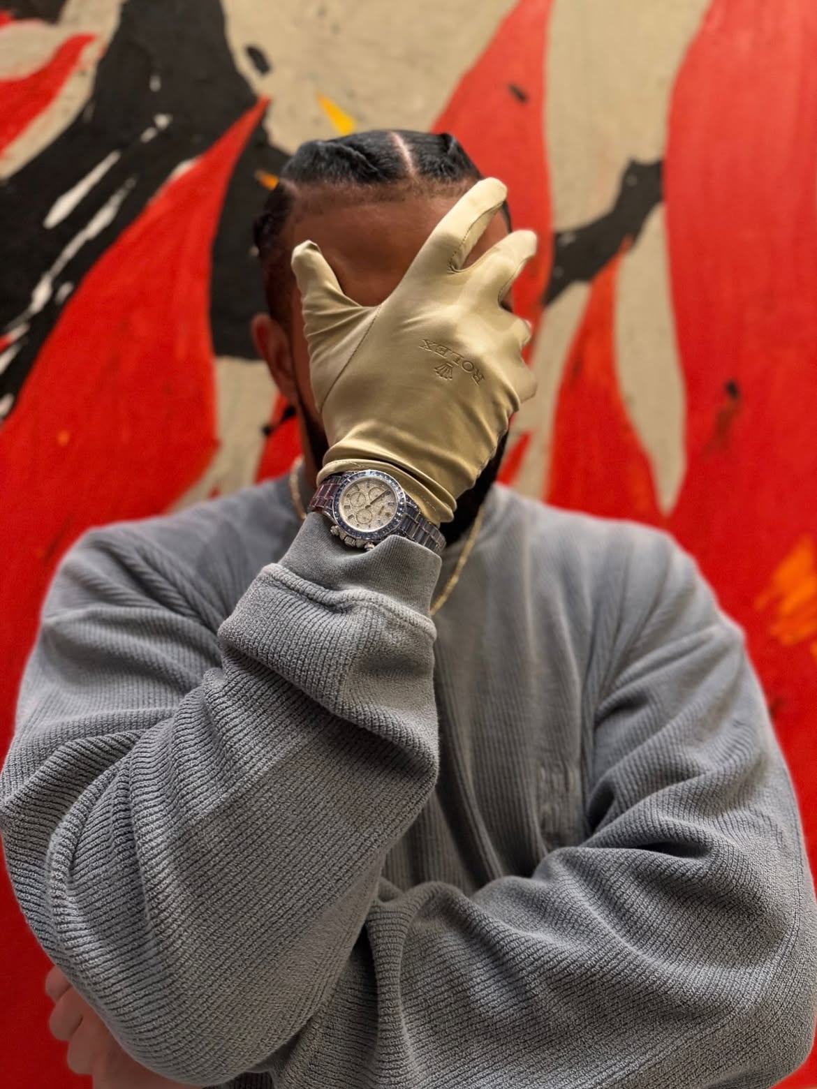 Sweeping over the face are white gold hour and minute hands filled with luminescent material