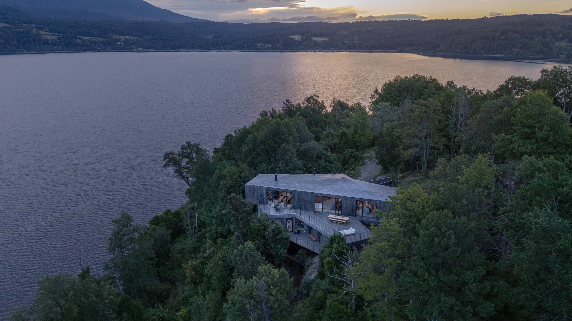 At Casa Pyr, completed in 2024 beside Lake Panguipulli, Zegers brings the same territorial sensitivity into a private residence