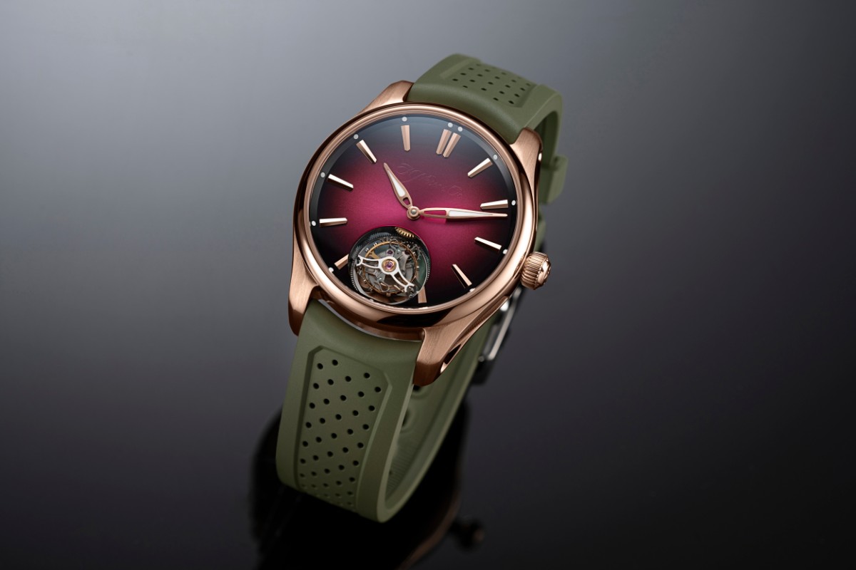 The watch is housed in a 40mm 5N red gold case measuring 12mm thick