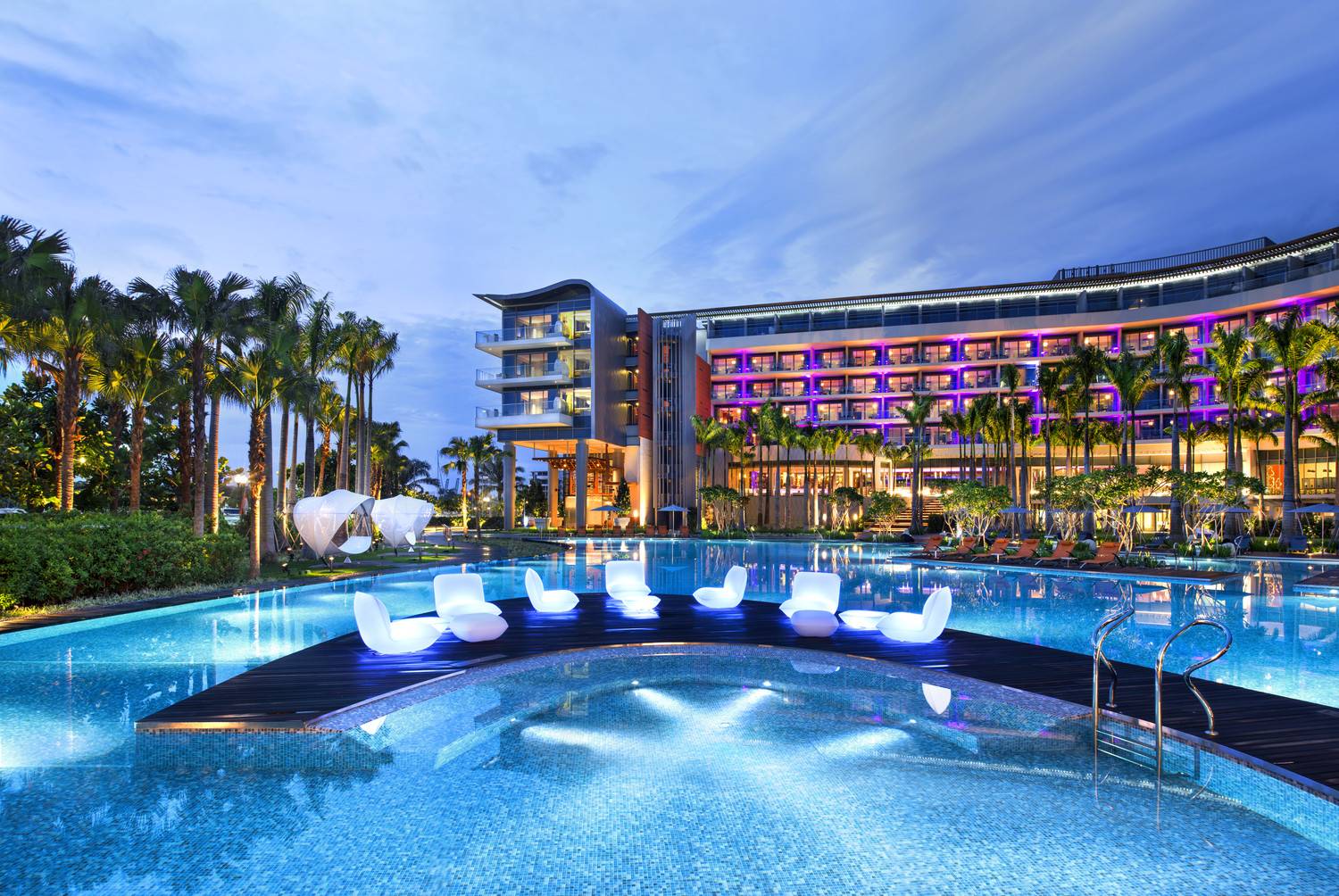 Singapore's premier waterfront residential enclave combines tropical surroundings with the infrastructure