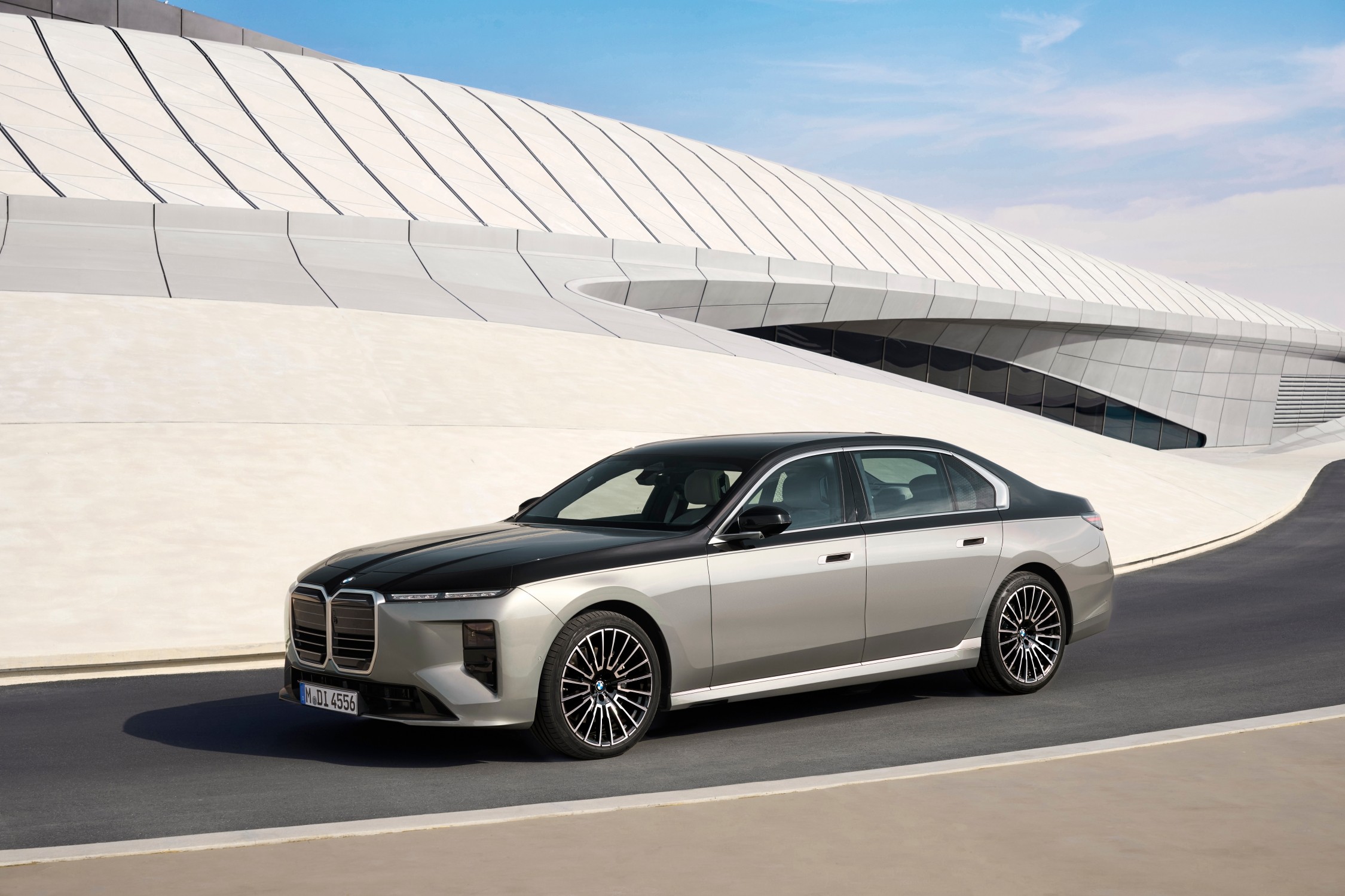 The i7 50 xDrive produces 455 hp and 660 Nm, reaching 100 km/h in 5.5 seconds. More importantly